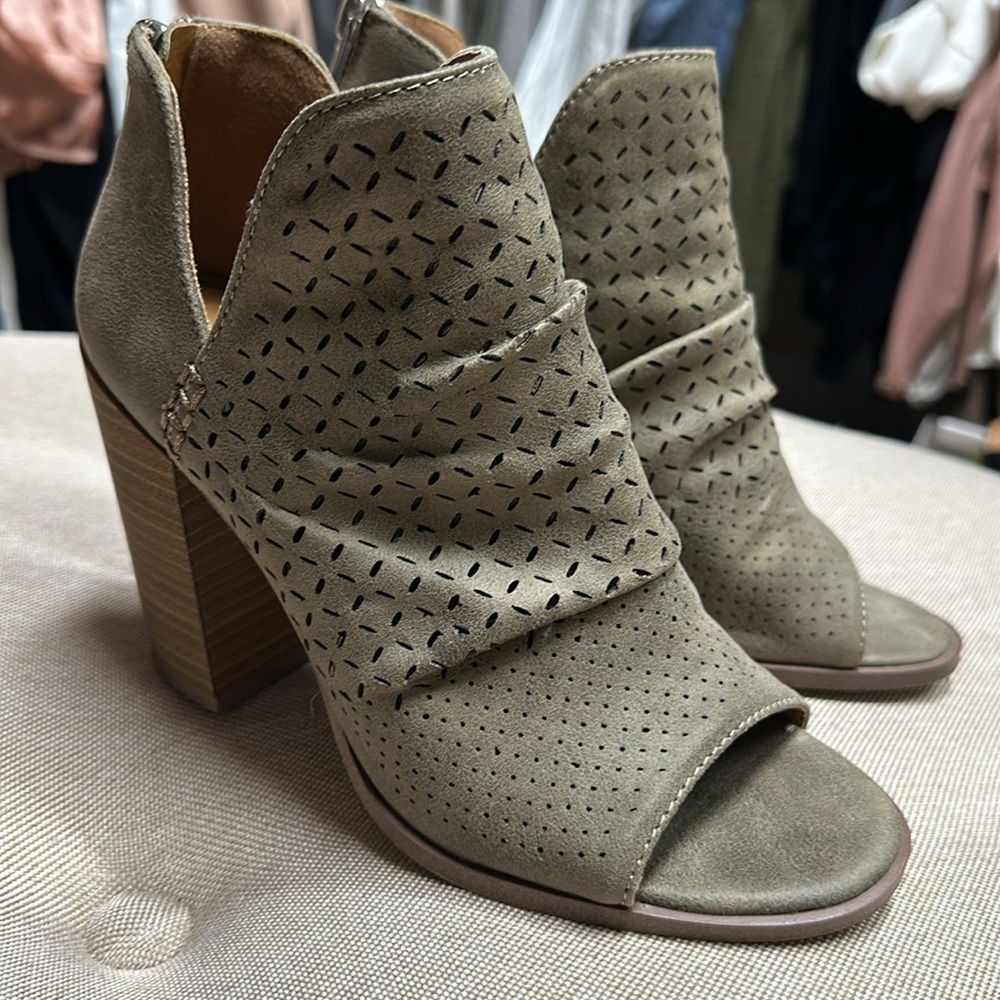 Report Barah shoes ankle boot booties size 6